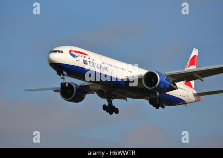 British Airways Boeing 777-336ER G-Beibehaltung landet auf dem Flughafen London Heathrow, Vereinigtes Königreich Stockfoto