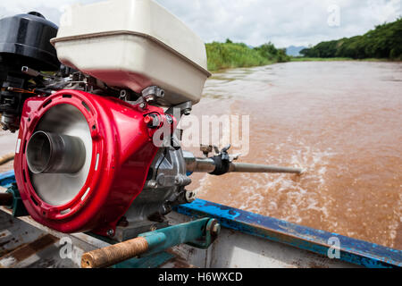 auf dem Fluss in Thailand läuft einen Motor eines Bootes Stockfoto