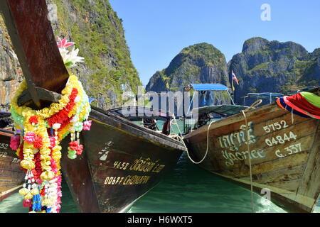 Long-Tail-Boote in der Maya Bay Stockfoto