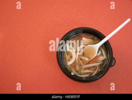 Ramen-Suppe auf rotem Hintergrund Draufsicht. Stockfoto