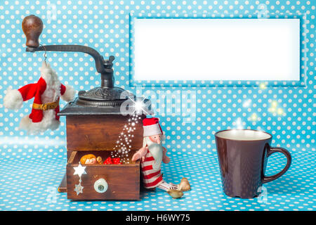 Leere Rahmen Weihnachtsgrußkarte, Vintage Kaffeemühle, Tasse Kaffee Santa Spielzeug und Weihnachtsschmuck mit leeren Bildern Stockfoto