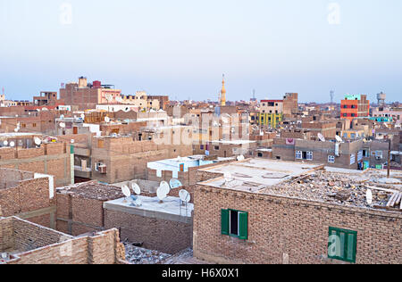 Die Backsteinhäuser des zentralen Bezirks in Luxor, Ägypten. Stockfoto