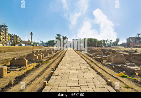Der Luxor-Tempel befindet sich im Herzen von einem Wohnquartier Luxor, Luxor. Stockfoto