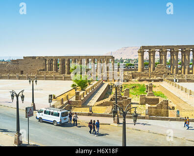 Die große Spalten mit dem Luxor-Tempel, liegt im Herzen der Altstadt, Luxor Stockfoto