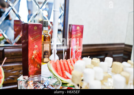 Hai, Ukraine - 25. Oktober 2016: Red Label Whisky Boxen auf Buffettisch Stockfoto