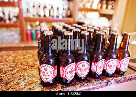 Hai, Ukraine - 25. Oktober 2016: Sagres Mini Bierflaschen, beste portugiesische Biere zu verkaufen Stockfoto