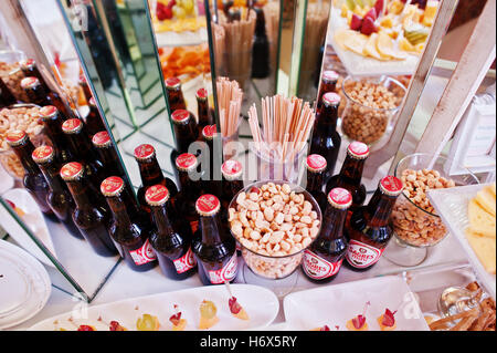 Hai, Ukraine - 25. Oktober 2016: Sagres Mini Bierflaschen, beste portugiesische Biere zu verkaufen Stockfoto