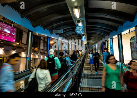 Die Mid-Levels Escalator System, im Mittelpunkt steht der weltweit längsten im freien überdachten Rolltreppe, Hong Kong, China. Stockfoto