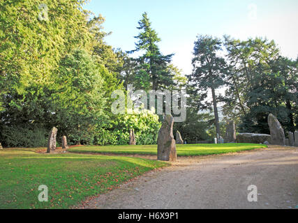 Ein Blick auf Midmar Recumbent Stone Circle auf dem Kirchhof von Midmar Kirk in der Nähe von Echt, Aberdeenshire, Schottland, Vereinigtes Königreich. Stockfoto