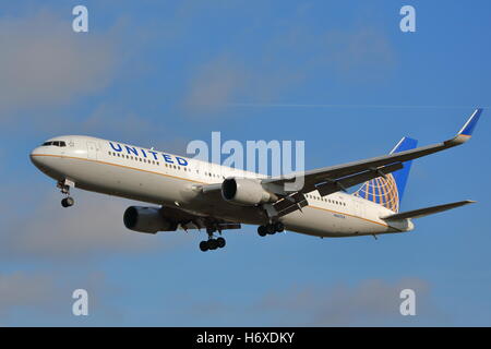 United Airlines Boeing 767-322ER N667UA Landung von London Heathrow Airport, Großbritannien Stockfoto