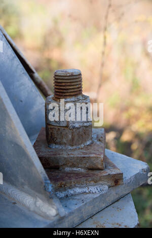 Die Eisen Basis stützen ist die Stromleitung durch die Schraube und Mutter befestigt. Stockfoto