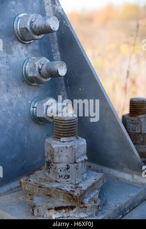 Die Eisen Basis stützen ist die Stromleitung durch die Schraube und Mutter befestigt. Stockfoto