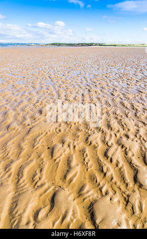 Nassen Sandstrand, mit der Flut, stretching in die Ferne, Whiteford Sande, Gower Peninsula, South Wales, UK Stockfoto