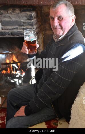 Mann, trinken einen Pint Bier in einem Pub in The Guinea Pub, Bedfordshire, England Stockfoto