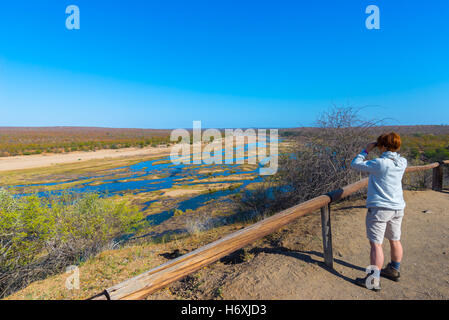 Touristen auf der Suche im Panorama mit Fernglas aus Sicht über den Olifants River, malerische und bunte Landschaft mit wilden Tieren ich Stockfoto