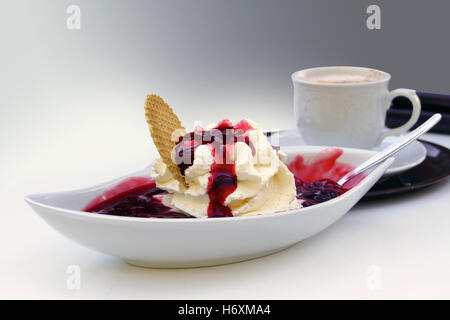 Himbeer Sahne Kirsch Cookie Schlagsahne Sahne Eis Eis Eis Dessert Schlagsahne rote Nahrung Nahrungsmittel süß Urlaub Stockfoto