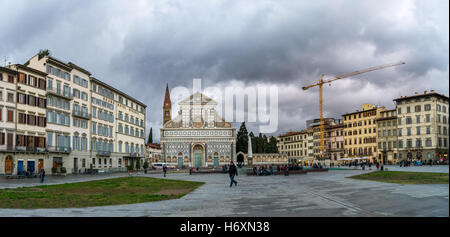 Panoramablick auf der Piazza di Santa Maria Novella in Florenz, Italien Stockfoto