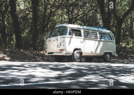 Weiße Oldtimerbus Camper unterwegs. Stockfoto