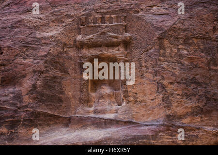 Alten Felsen geschnitten Denkmal geschnitzt in Felsen an den Siq Haupteingang an den Fiskus in der alten Hauptstadt des Königreiches nabatäischen in der südwestlichen Wüste von Jordanien Petra Stockfoto