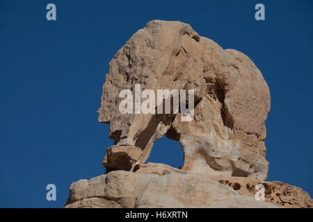 Eine natürliche Steinskulptur genannt Elephant Rock in der Nähe von Siq al-Barid (Cold Canyon) umgangssprachlich bekannt als Little Petra eine archäologische Stätte nördlich von Petra und der Stadt Wadi Musa in der Ma'an Governorate von Jordanien. Stockfoto