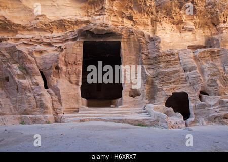 Eine Nabatean gehauenen Stein Denkmal am Siq al-Barid (Cold Canyon) umgangssprachlich bekannt als Little Petra eine archäologische Stätte nördlich von Petra und der Stadt Wadi Musa in der Ma'an Governorate von Jordanien. Stockfoto