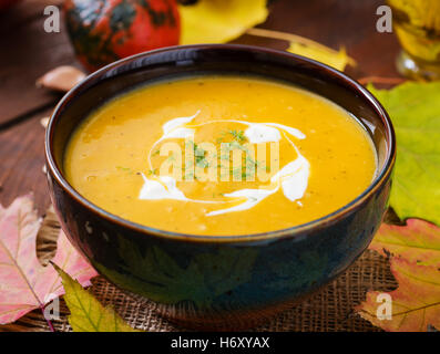Sahne Kürbis Suppe mit Sauerrahm-Sauce. Halloween. Stockfoto