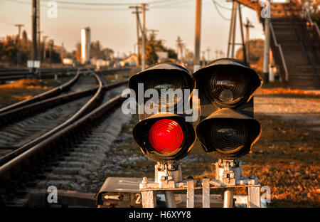 Ampel zeigt rotes Signal am Bahnhof. Ukrainische Eisenbahn. Stockfoto