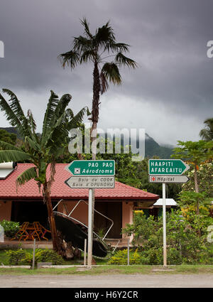 Verkehrszeichen nach einem Regenschauer auf der Insel Moorea, Französisch-Polynesien Stockfoto