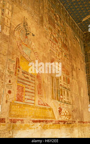 Das Fresko, alten Gott Anubis an der Wand der Hatschepsut-Tempel, Luxor, Ägypten. Stockfoto