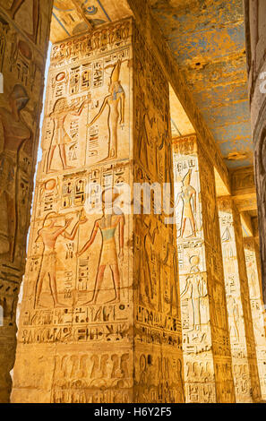 Die geschnitzten Spalten im Peristyl Gericht von Habu Tempel mit den antiken Hieroglyphen und ägyptische Götter, Luxor. Stockfoto