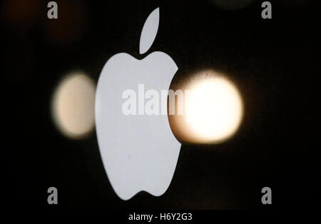 Das Logo der Marke "Apple", Berlin. Stockfoto