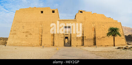 Die massive Fassade der Leichenhalle Tempel von Ramses III, befindet sich in archäologischen Stätte benannt Medinet Habu, Luxor, Ägypten. Stockfoto