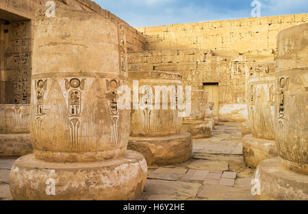 Die Leichenhalle Tempel von Ramses III in Medinet Habu ist eine der am besten erhaltenen in thebanischen Nekropole, Luxor, Ägypten. Stockfoto