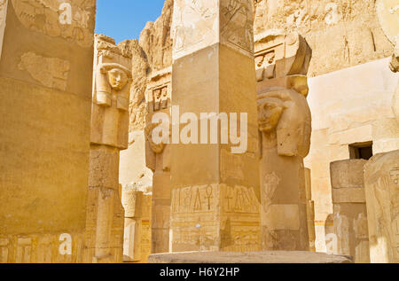 Die Spalten Hauptstädte Hatschepsut-Tempel geschmückt mit den Skulpturen von weiblichen Gesichtern, Luxor, Ägypten. Stockfoto