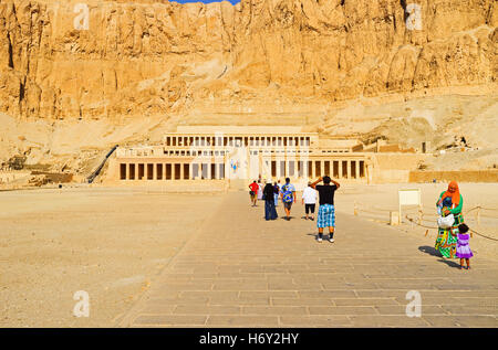 Die zahlreichen Touristen aus aller Welt besuchen den Hatschepsut-Tempel, eines der bekanntesten Wahrzeichen, Luxor Stockfoto