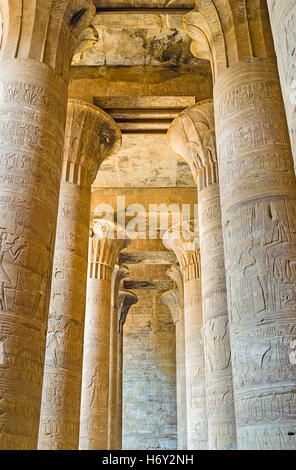 Die verzierten Steinsäulen unterstützen die Decke in der Säulenhalle des Horus-Tempel, Edfu, Ägypten Stockfoto