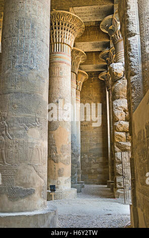 Die Spalten im Tempel des Chnum mit den ägyptischen Reliefs dekoriert und garniert mit den verschiedenen Hauptstädten, Esna Stockfoto