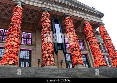 Eine Politik-Installation des Chinesischen Kuenstlers Ai Weiwei Zur Fluechtlingsproblematik Mit Rettungswesten der Firma "Yamaha Stockfoto