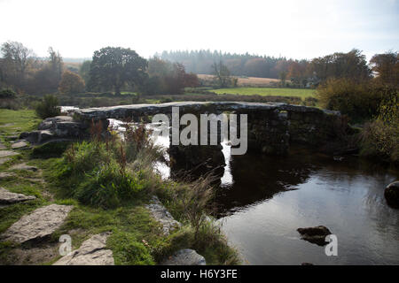 Die alten Klöppel Brücke bei Postbridge auf Dartmoor, Devon. Built13th Jahrhundert, Pferde, die East Dart River überqueren zu ermöglichen Stockfoto