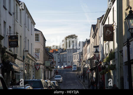 Blick entlang der Geschäfte in West Street, Tavistock, Devon. Stockfoto