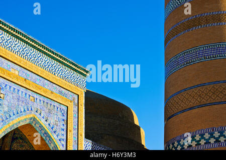 Koranschulen, Minarette, Mausoleen, historische Stätten, Farbe, Basare, Märkte, Chiwa Innenstadt, Xiva Ichon Quala, Seidenstraße, Usbekistan Stockfoto