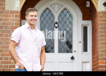 Porträt der Mann, der Front-Tür von zu Hause Stockfoto