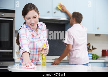 Paar Reinigung Oberflächen in der Küche und Schränke zusammen Stockfoto