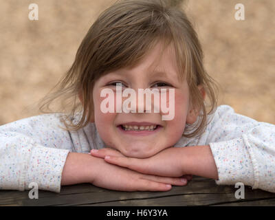 Junge 6 Jahre altes Mädchen spielen und posieren auf einem Spielplatz. Stockfoto