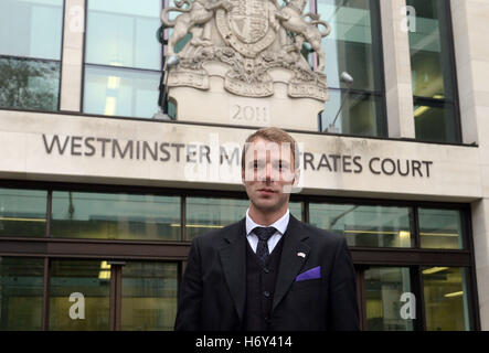 Paul Wright steht außen Westminster Magistrates' Court, London, wo eine mündliche Verhandlung zu entscheiden, ob er nach Griechenland sollte 13 Jahre nach einem Absturz ausgeliefert werden während er mit seinen Freunden auf Urlaub war soll stattfinden. Stockfoto