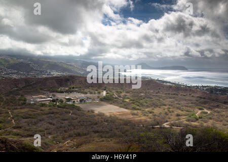 Blick auf den Diamond Head Krater in der Nähe von Honolulu auf der südlichen Küste von Oahu, Hawaii, USA. Stockfoto