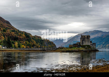 Eilean Donan Castle westlichen Hochland von Schottland. Abgebildet im Herbst. Stockfoto