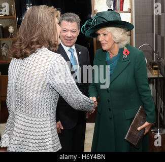 Die Herzogin von Cornwall (rechts) begrüßt Kolumbiens Präsident Juan Manuel Santos und seine Frau Maria Clemencia Rodriguez de Santos Palisander London Hotel zu Jahresbeginn seine offizielle staatliche nach Großbritannien zu besuchen. Stockfoto