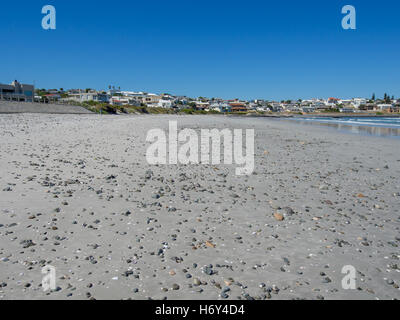 Einsamen Sand und Kiesel Strand in Yzerfontein, Südafrika. Stockfoto