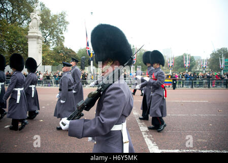 London, UK. 1. November 2016. Friedens Nobel Preis, Kolumbiens Präsident Juan Manuel Santos Calderón, besucht ihre Majestät Königin Elizabeth II in der ersten jemals kolumbianischen Staatsbesuch in Großbritannien. Er reiste in der Kutsche mit HM The Queen, gefolgt von seiner Frau, Frau María Clemencia Rodríguez de Santos und der Duke of Edinburgh in einem anderen Wagen. Der Prinz von Wales und der Duchess of Cornwall folgte ein Dritter. Bildnachweis: Alberto Pezzali/Pacific Press/Alamy Live-Nachrichten Stockfoto